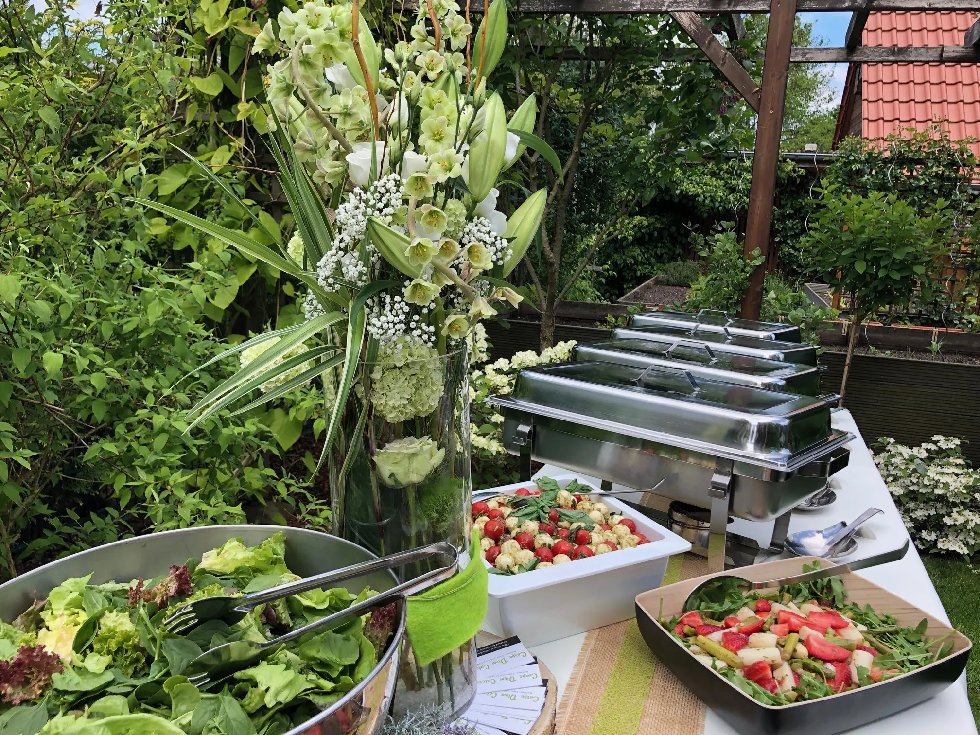 Bild zeigt ein Bufett mit Salaten und Speisen in mehreren Warmhaltegefäßen