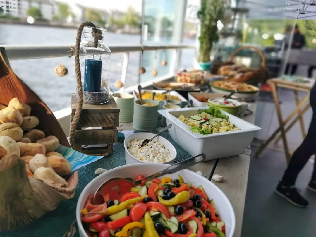 Auf dem Bild ist ein Bufett mit verschiedenen Schüsseln mit Salaten zu sehen