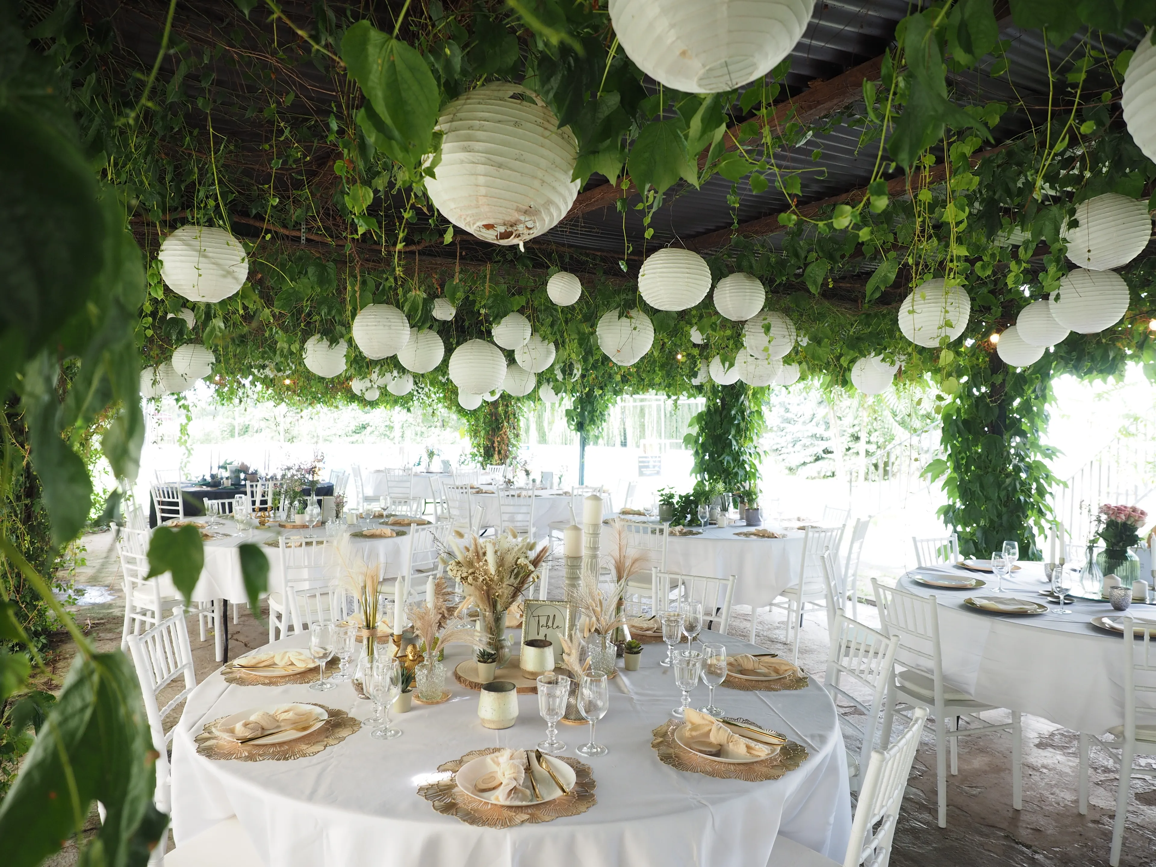 Festlich Gedeckte Tische mit den unterschiedlichen Tischgestaltungen