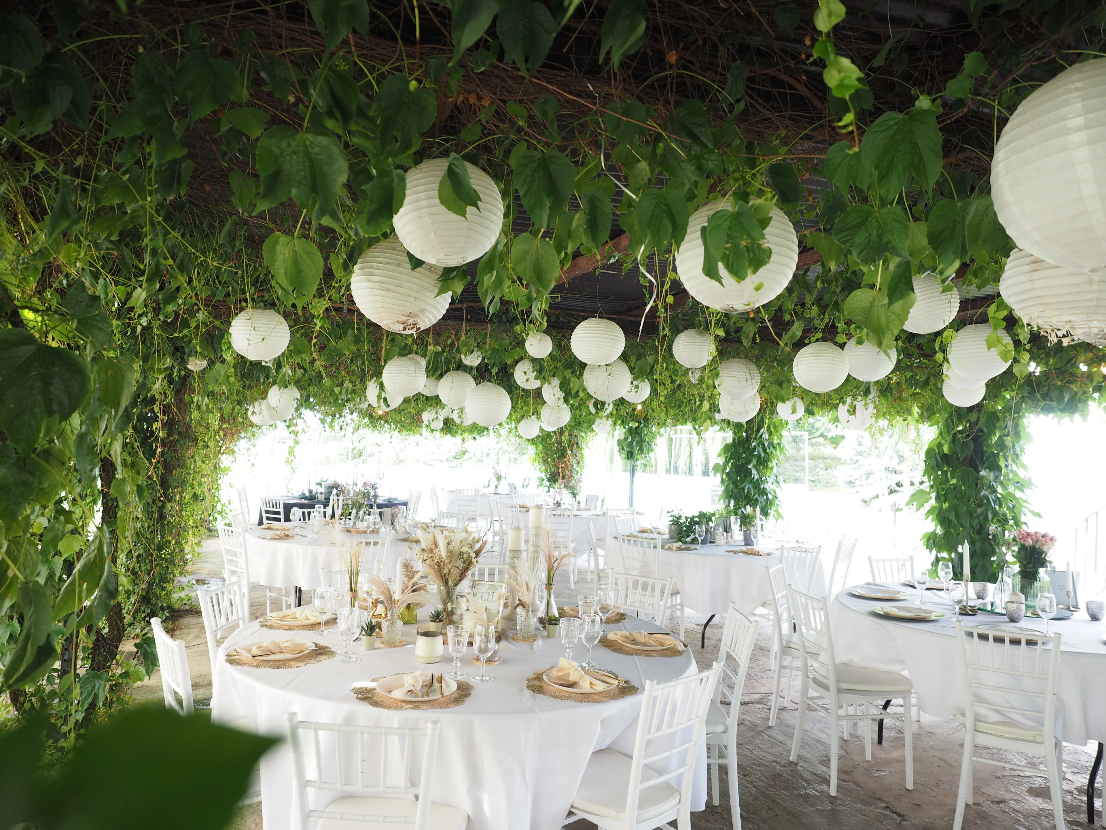 Pavillion und Zelte können festlich dekoriert werden. Der Pflanzenbewuchs zaubert ein mediterranes Flair.