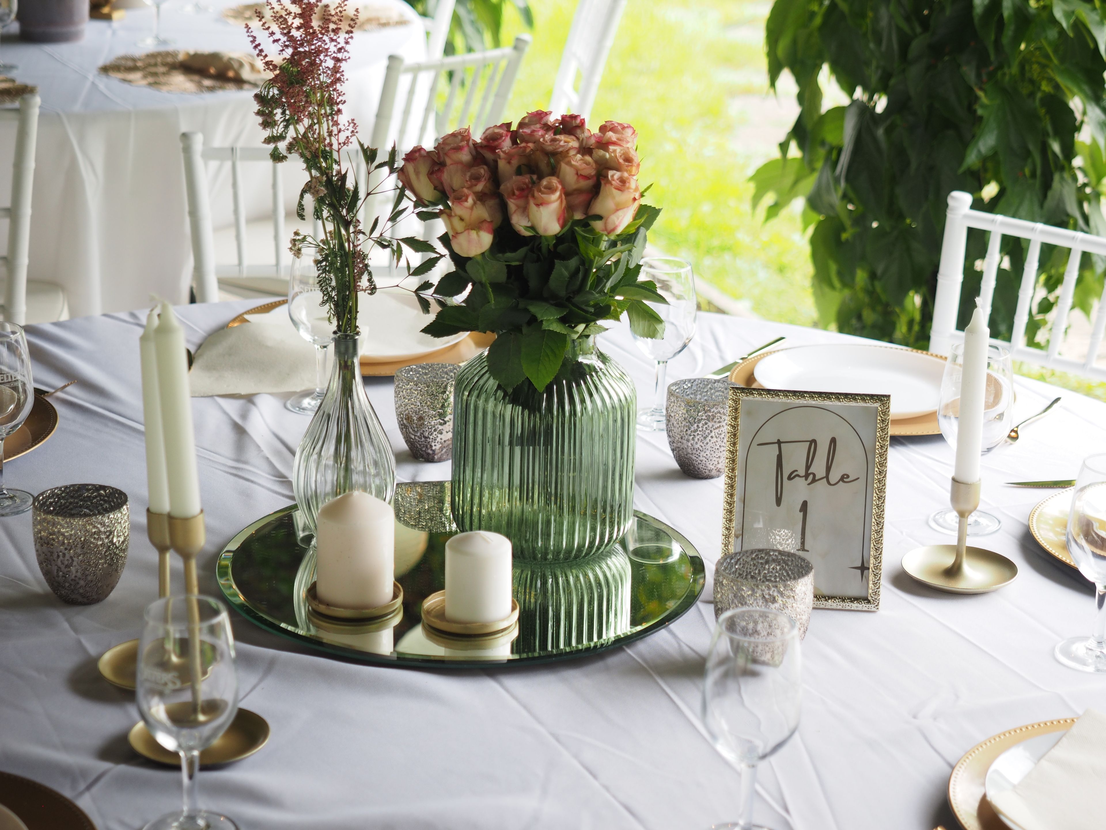Bild von der Eindeckung und dekorativen Gestaltung des Klassisch Elegant Deko-Tisches mit Blumen und Kerzen.