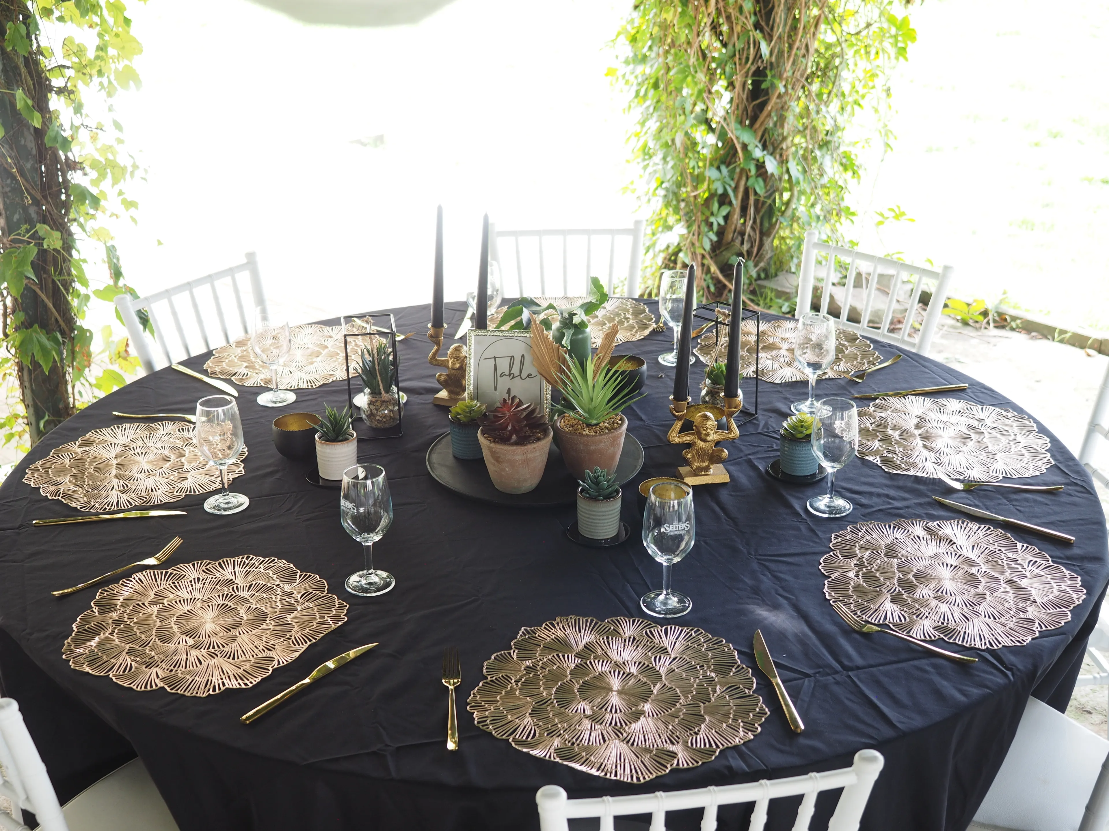 Bild von der Eindeckung des Partytisches ohne Teller, die am Büfett ausgegeben werden.