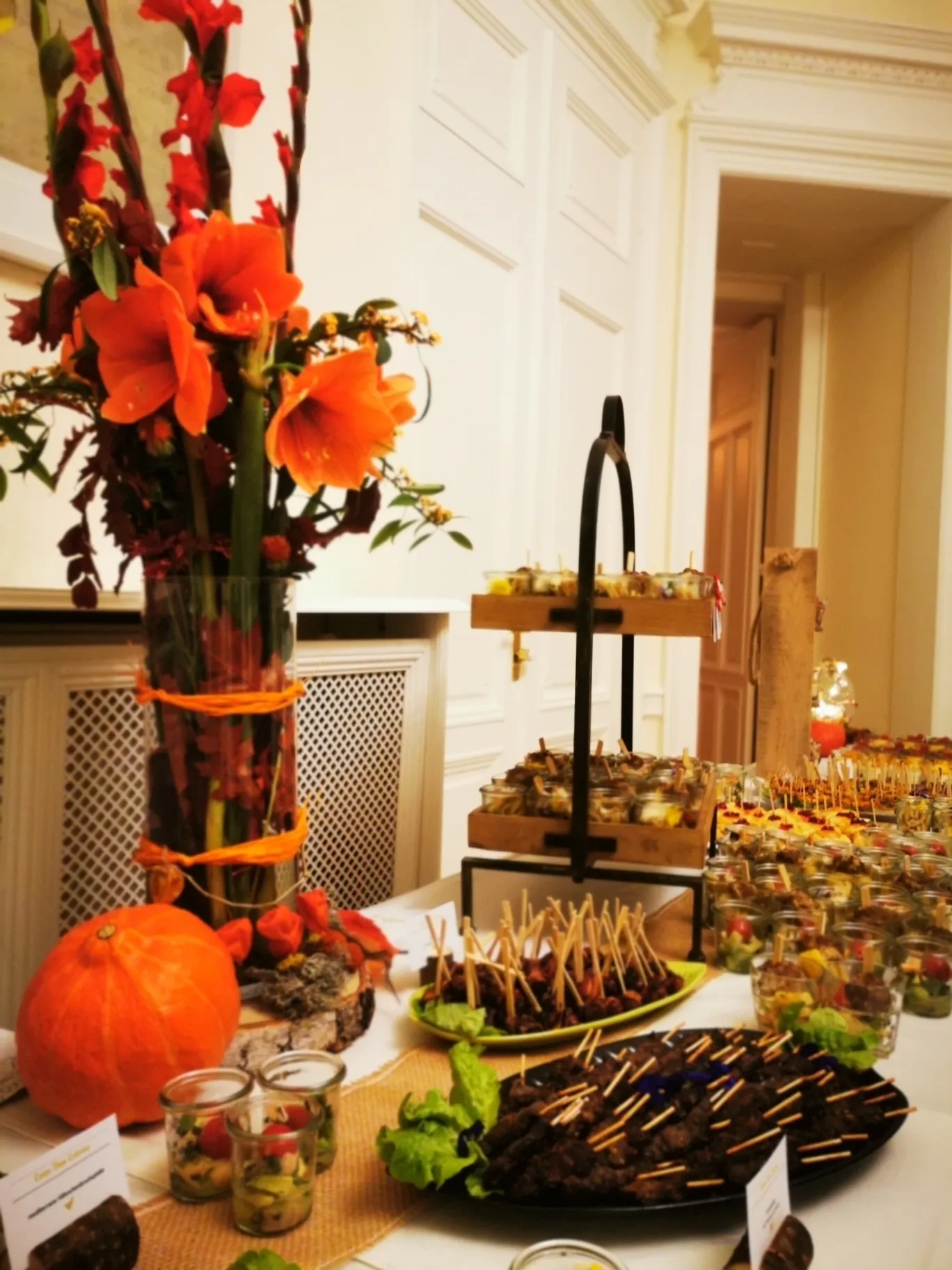 Bild zeigt einen Partytisch mit verschiedener Fingerfood auf kleinen Spießchen