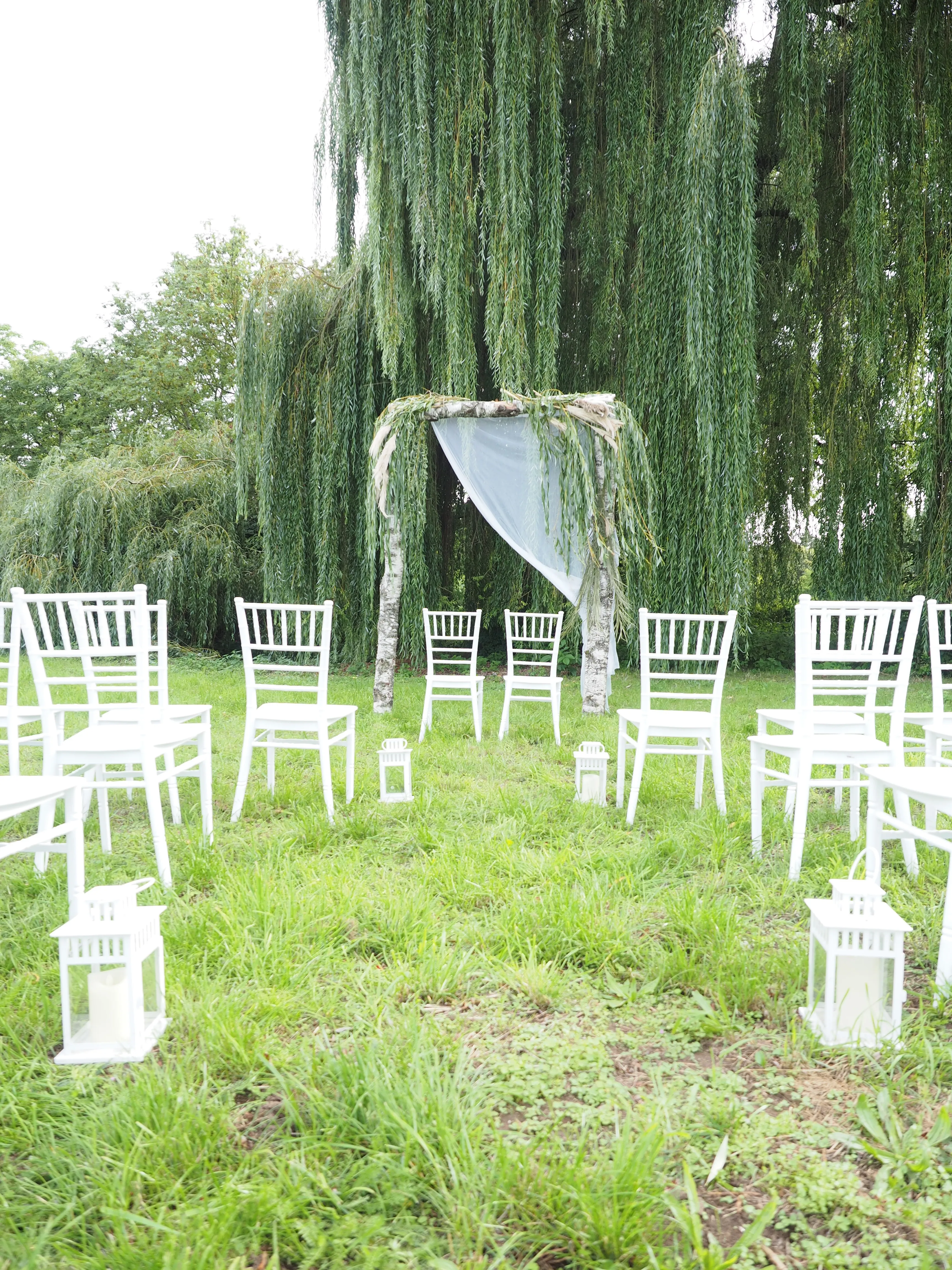 Eine Außenbestuhlung ist möglich, am besten vor dem Holzrahmen, der dazu festlich dekoriert wird
