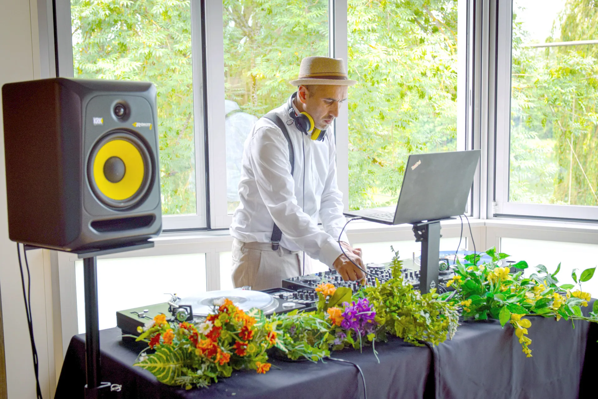 Auf dem Bild ist JJ Maroof zu sehen an seineMusikanlage beim Platten auflegen.